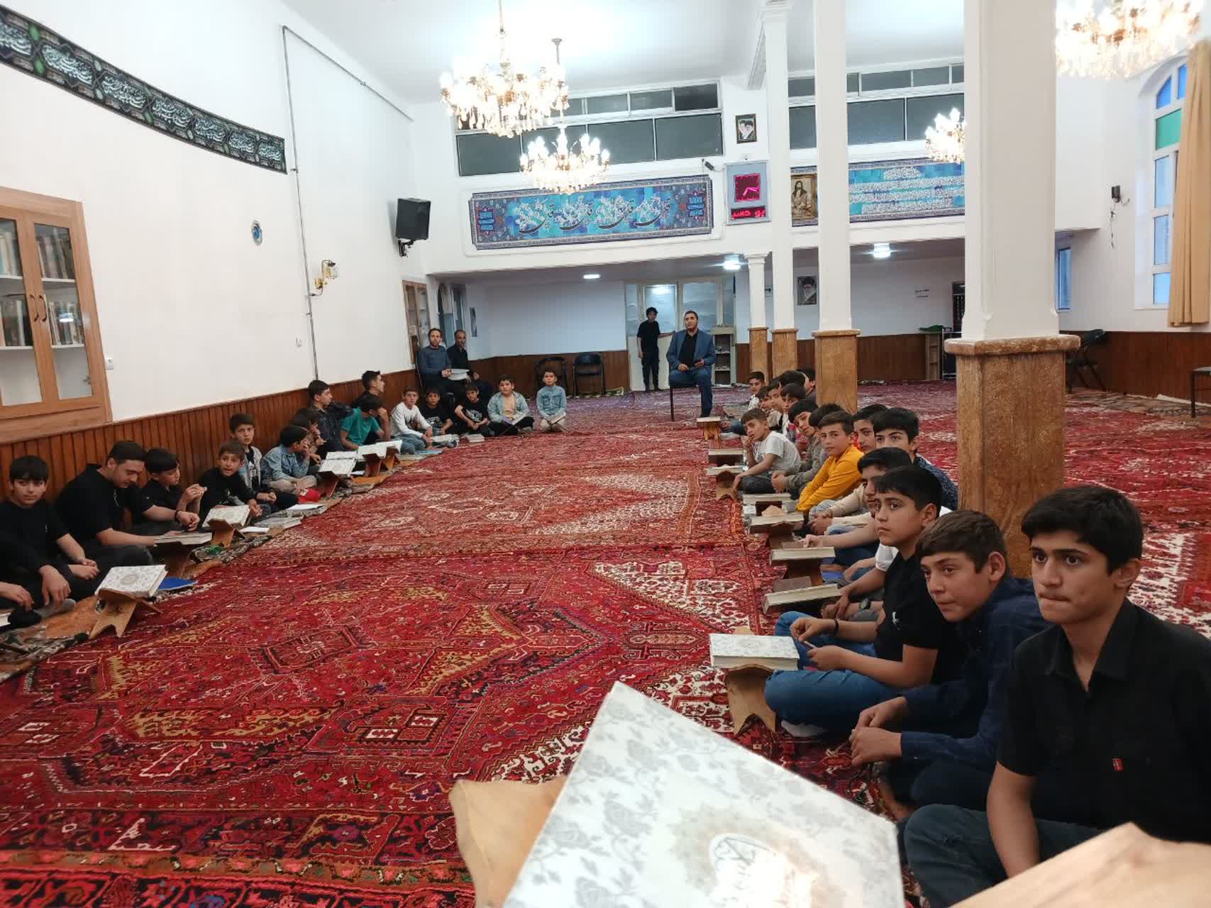 برگزاری جلسه آموزش روخوانی قرآن و احکام نماز در دبستان پسرانه تبریز