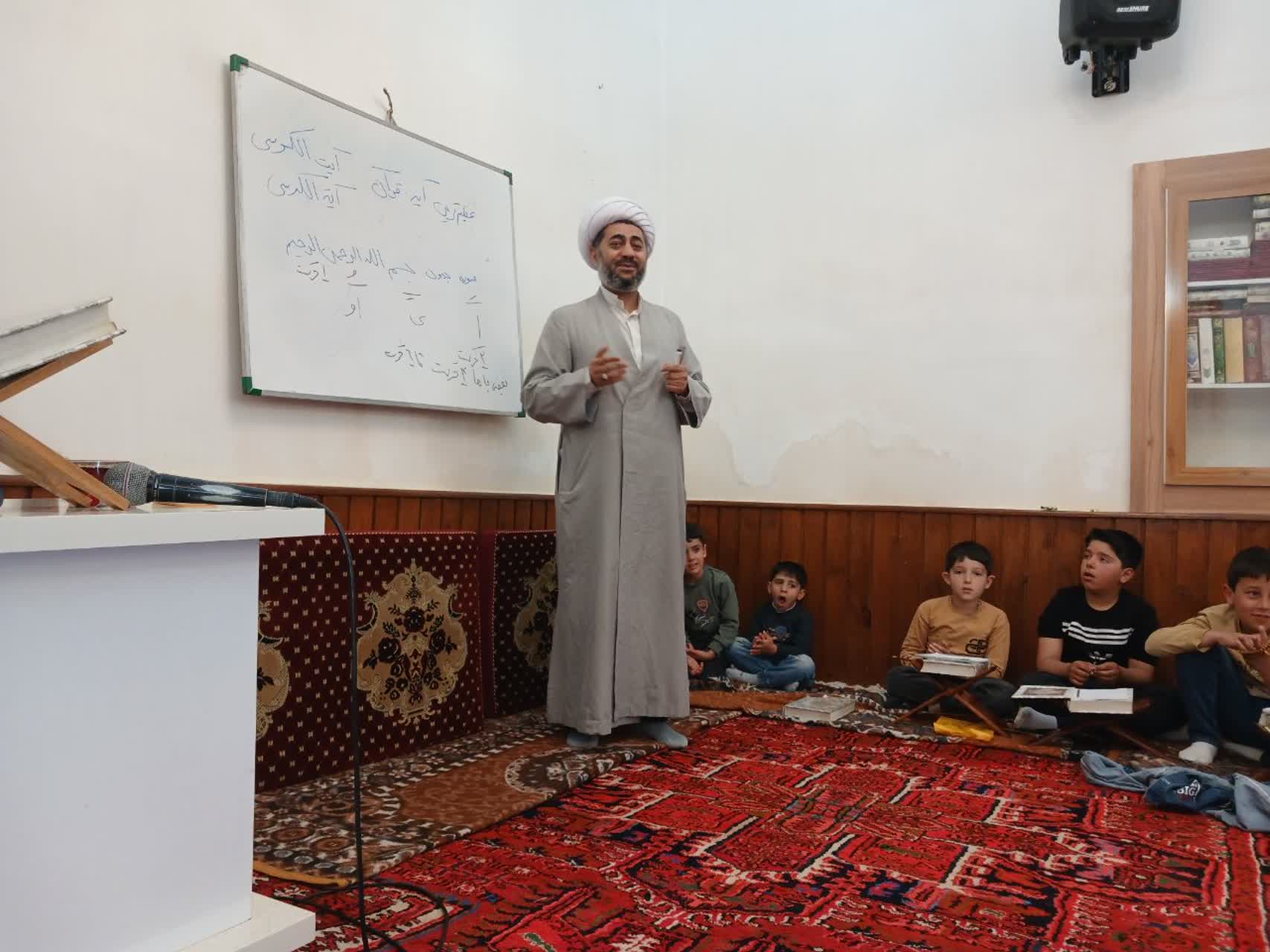 برگزاری جلسه آموزش روخوانی قرآن و احکام نماز در دبستان پسرانه تبریز