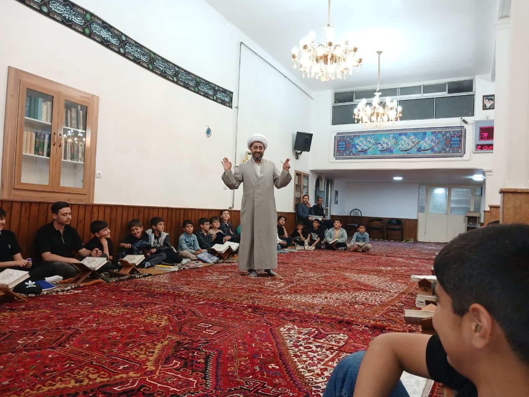 برگزاری جلسه آموزش روخوانی قرآن و احکام نماز در دبستان پسرانه تبریز