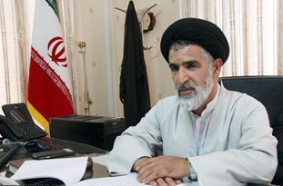 انسان باید در وقت نماز، خود را در محضر خدای حی بداند و با زبان دل با او سخن بگوید.