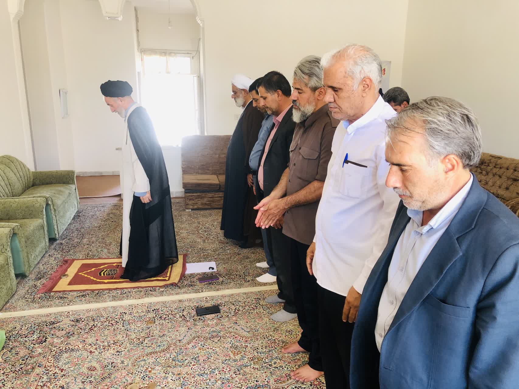 اقامه نماز وحدت بخش ادارات رفسنجان در اداره اوقاف شهرستان