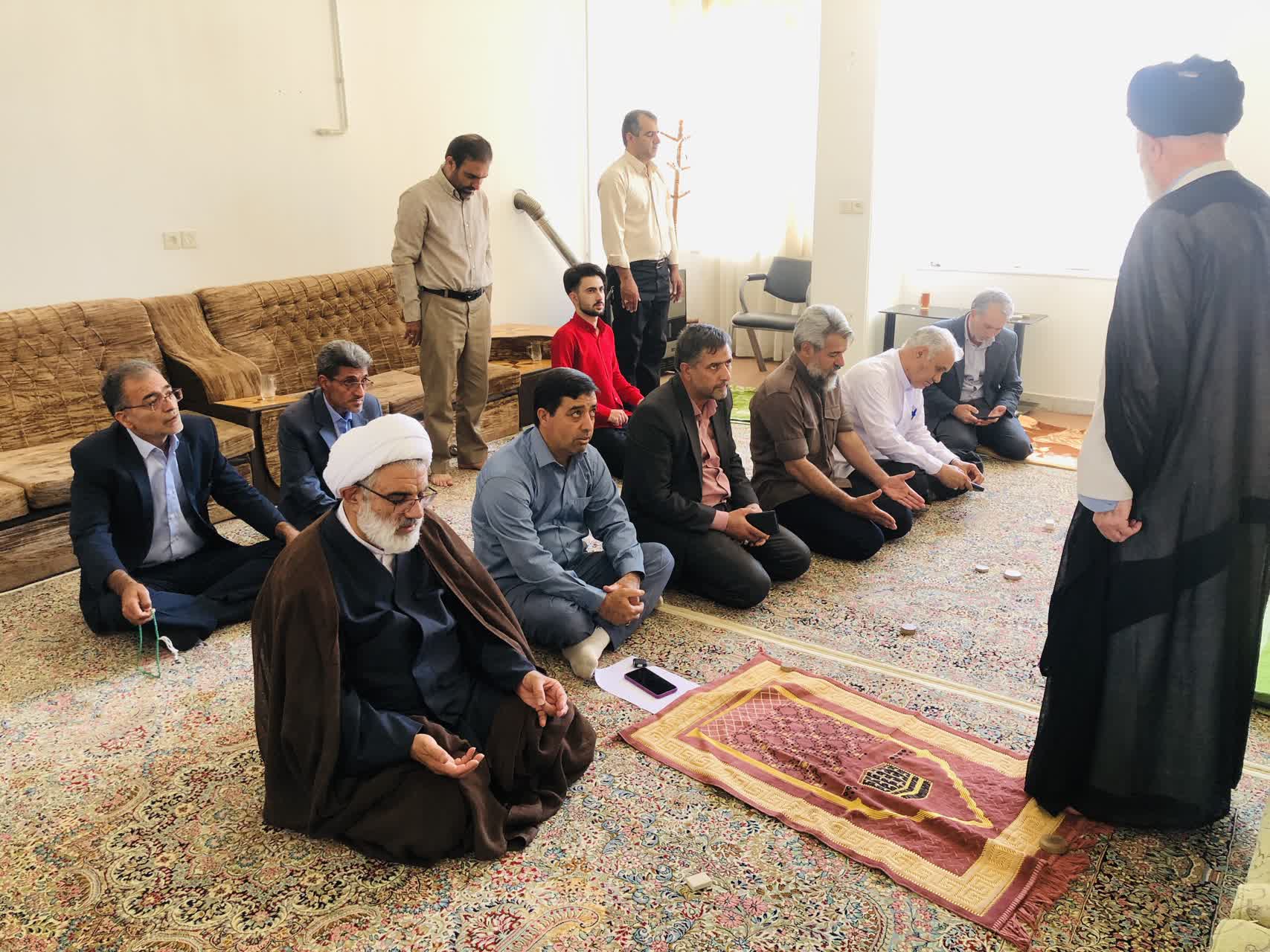 اقامه نماز وحدت بخش ادارات رفسنجان در اداره اوقاف شهرستان