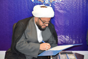 حجت الاسلام چراغی مدیر ستاد اقامه نماز لرستان در مراسم امضای تفاهم‌نامه همکاری میان ستاد اقامه نماز و اداره کل کانون پرورش فکری کودکان و نوجوانان استان لرستان