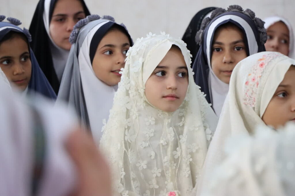 همزمان با آغاز سال تحصیلی و بازگشایی مدارس، مراسم طنین گلبانگ توحید در استان یزد برگزار شد