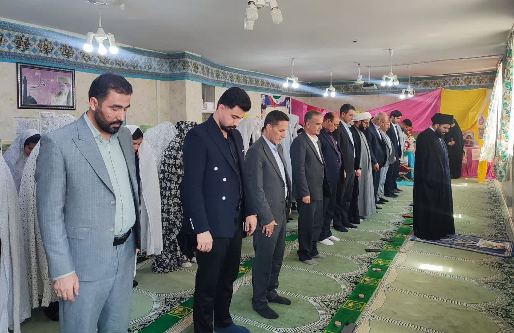آیین نمادین زنگ نماز با حضور مدیر ستاد اقامه نماز در خرم‌آباد
