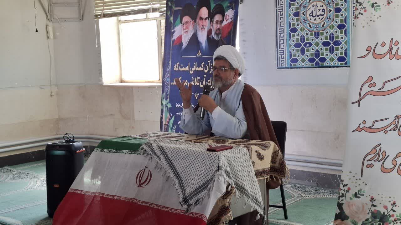 حضور مدیر ستاد اقامه نماز استان در جمع دانش آموزان خوروبیابانک اصفهان