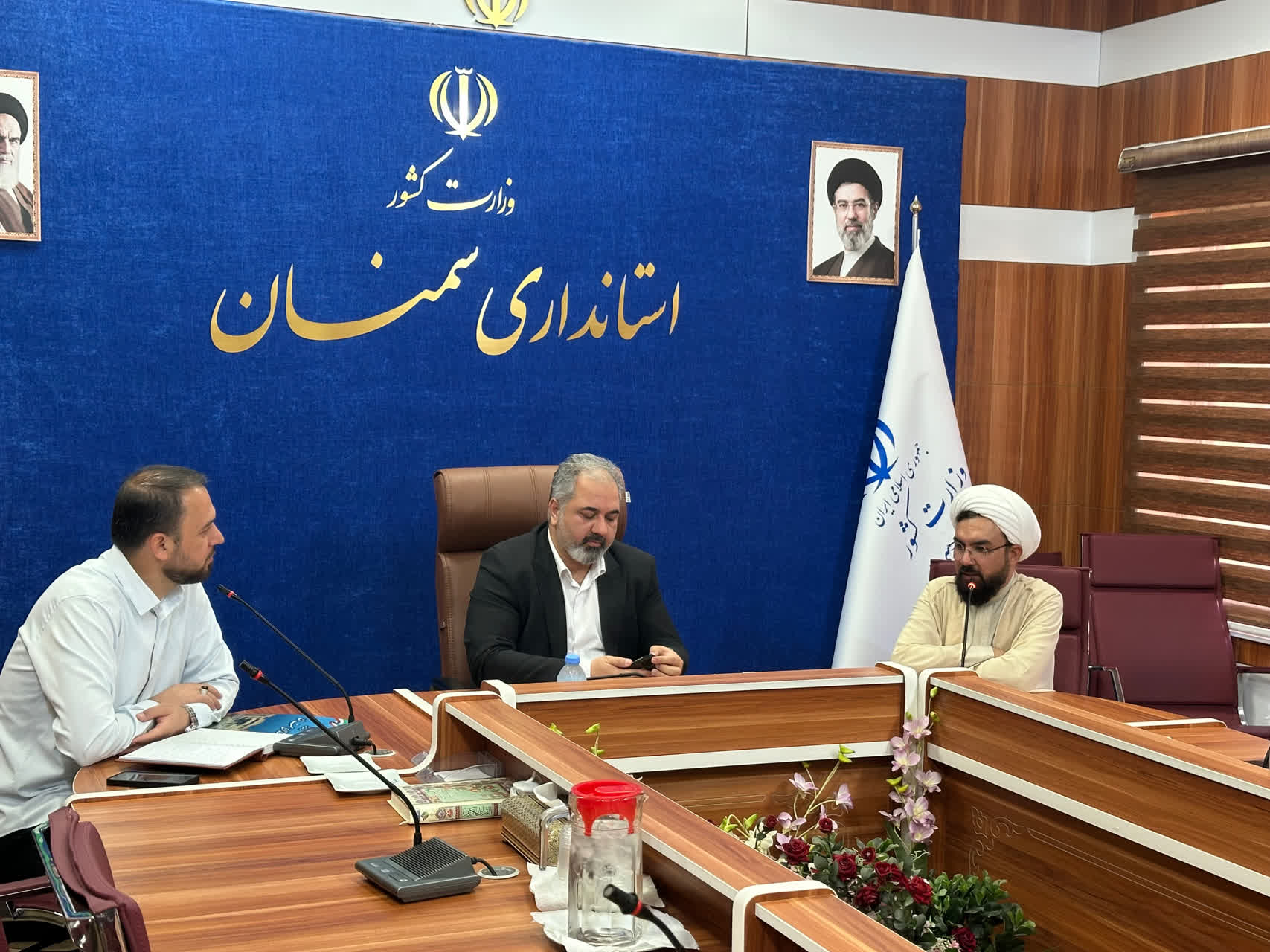 برنامه ریزی برای نظارت و ارزیابی وضعیت فضاهای اقامه نماز در ساختمان استانداری و فرمانداری های هشت شهرستان استان