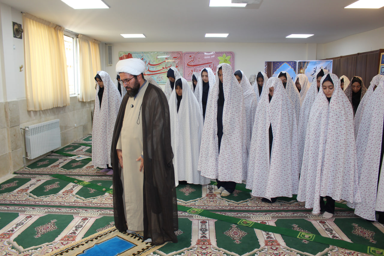نمازجماعت ظهر و عصر در دبیرستان فرزانگان شهرستان اراک اقامه شد