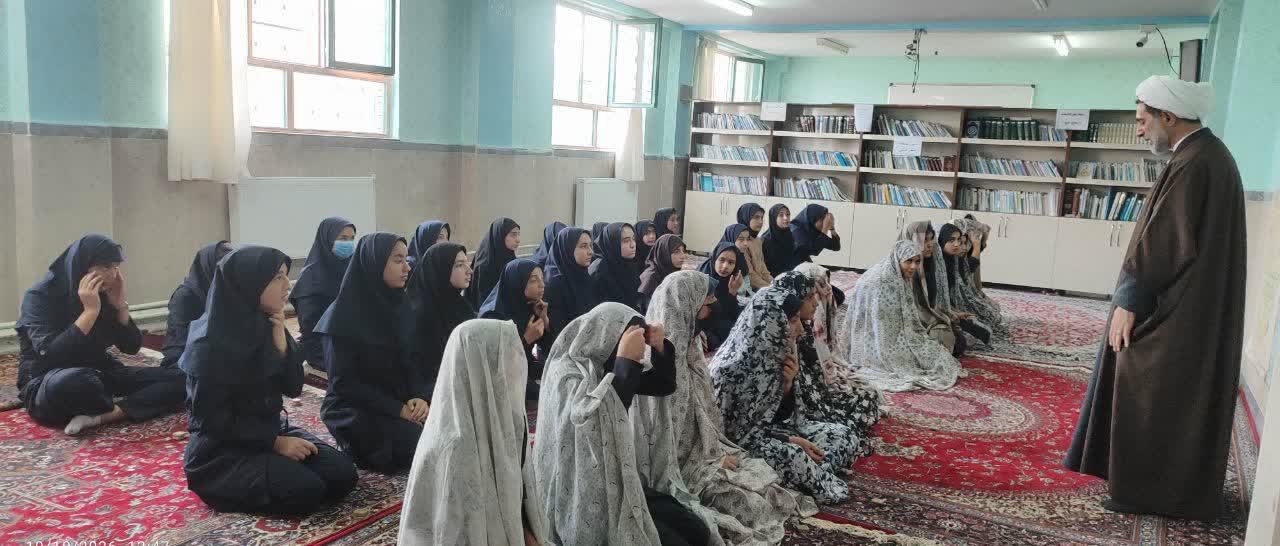 ترویج فرهنگ نماز و آموزش احکام دینی به دانشآموزان دختر در تیکمهداش