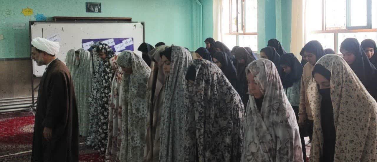 ترویج فرهنگ نماز و آموزش احکام دینی به دانشآموزان دختر در تیکمهداش