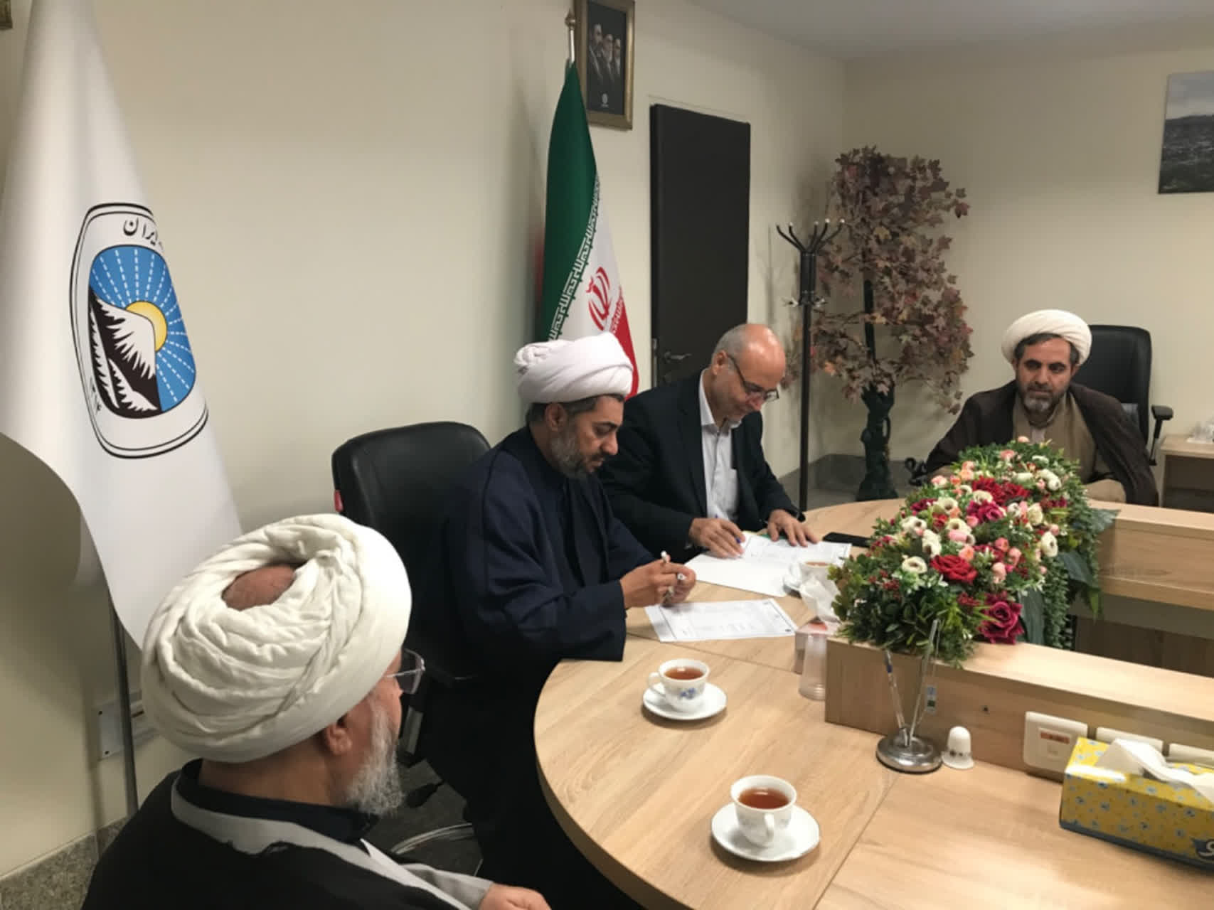 تفاهمنامه همکاری ستاد اقامه نماز و بیمه ایران آذربایجان شرقی با هدف توسعه فرهنگ نما