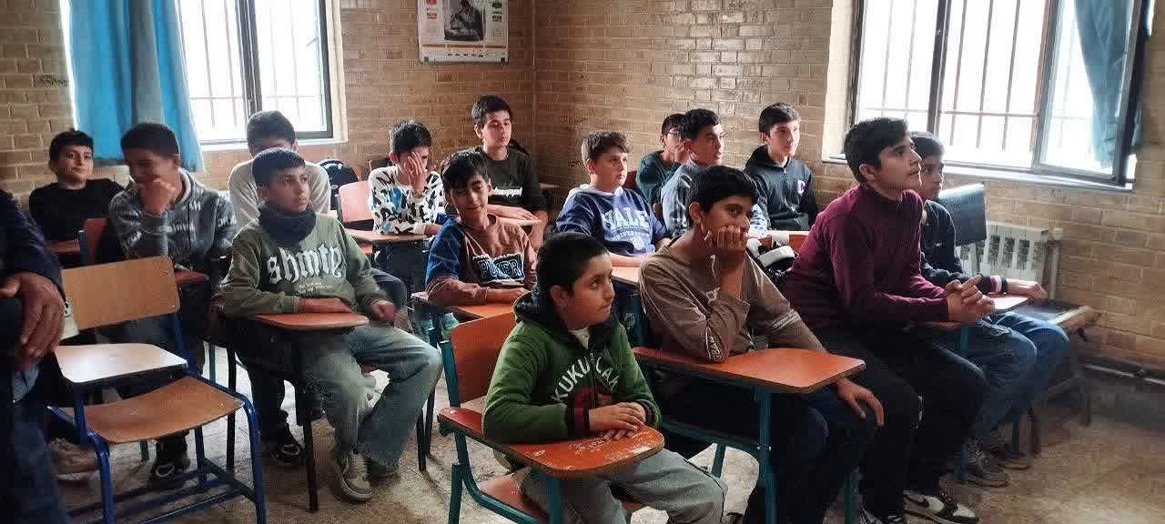 تأکید بر تبیین سیره حضرت فاطمه زهرا(س) و ترویج فرهنگ نماز در میان دانشآموزان