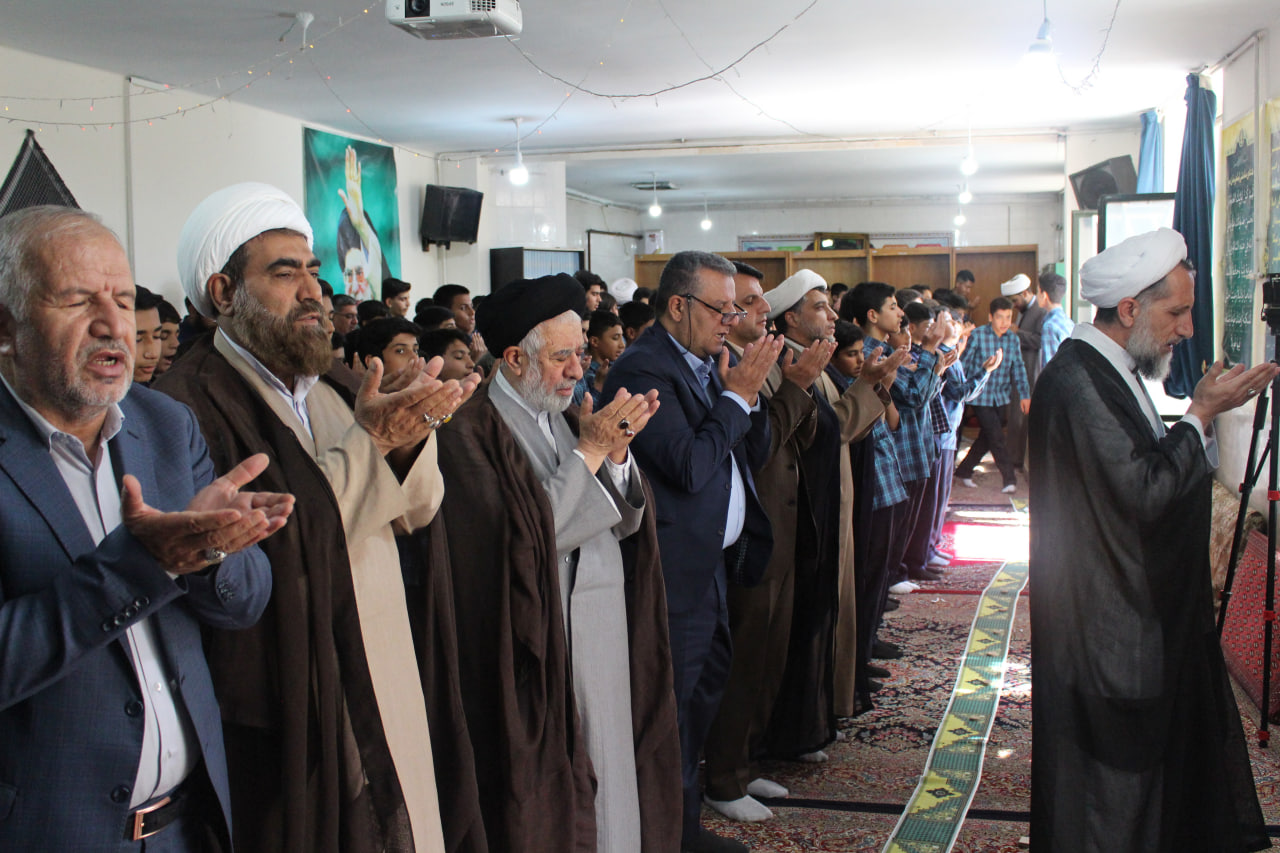 بر همت بلند، تلاش و رشد علمی و معنوی دانشآموزان در مراسم کاروان نماز