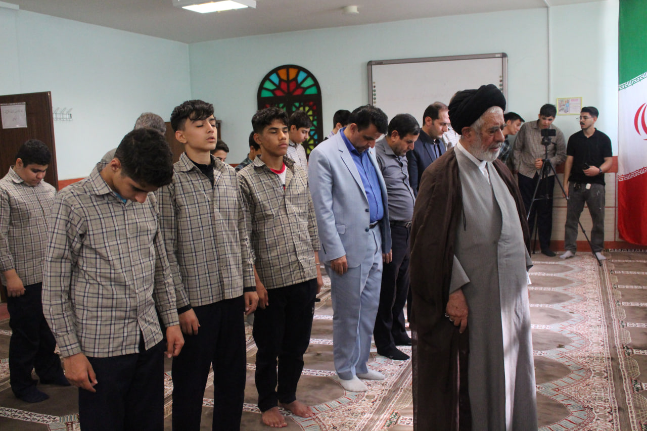 زنگ نماز در دبیرستان ابوطالب تقوی قزوین برگزار شد