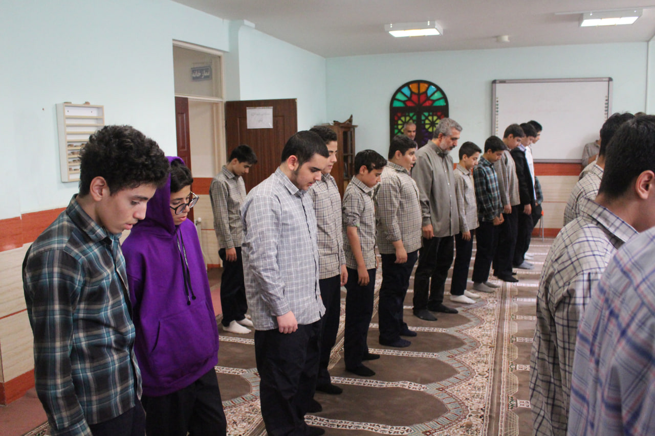 زنگ نماز در دبیرستان ابوطالب تقوی قزوین برگزار شد