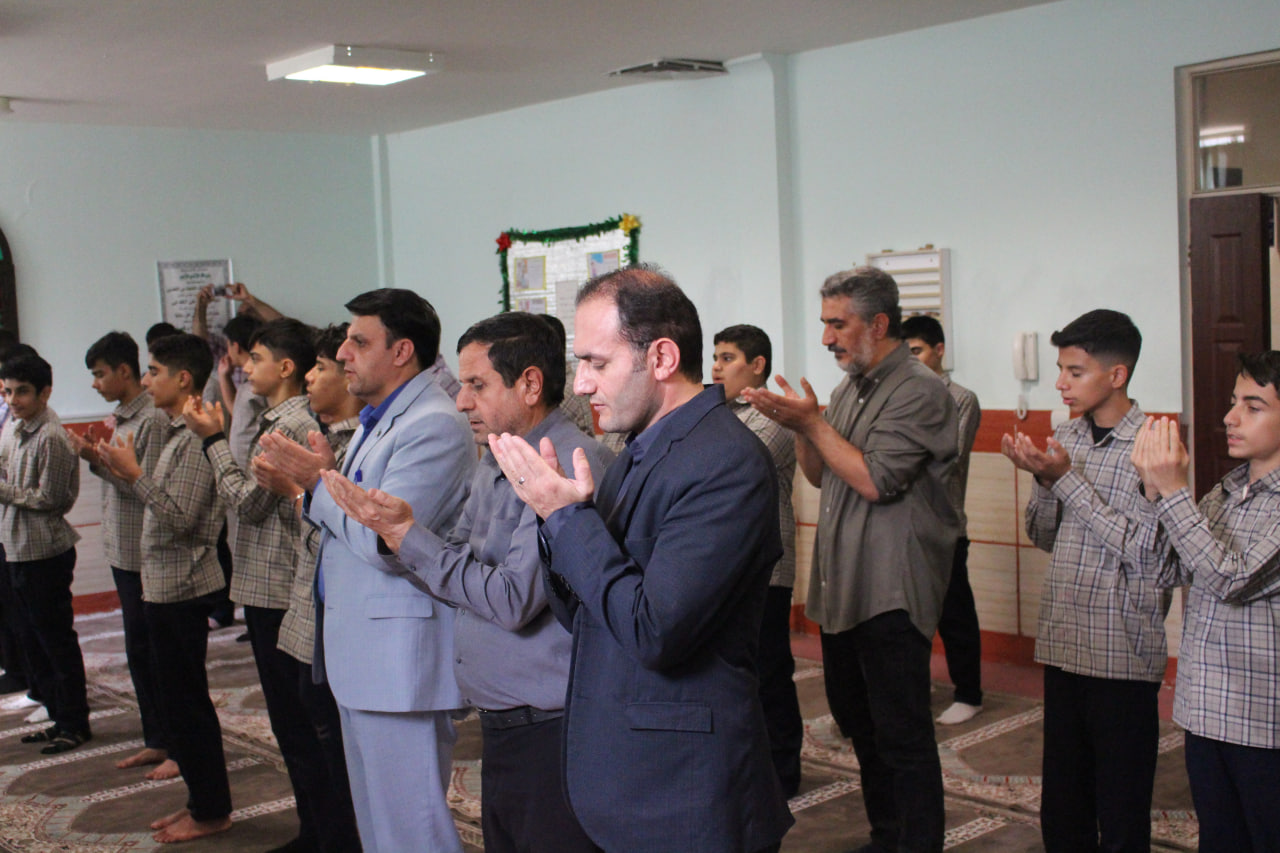 زنگ نماز در دبیرستان ابوطالب تقوی قزوین برگزار شد