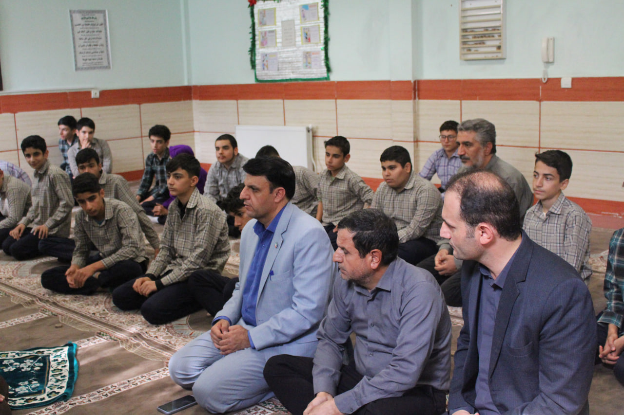 زنگ نماز در دبیرستان ابوطالب تقوی قزوین برگزار شد