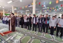 اقامه نماز جماعت «پدر و پسری» در دبیرستان علامه طباطبایی شهرکرد