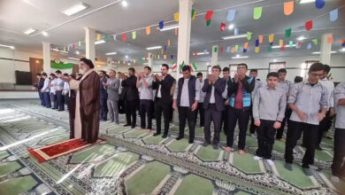 اقامه نماز جماعت «پدر و پسری» در دبیرستان علامه طباطبایی شهرکرد