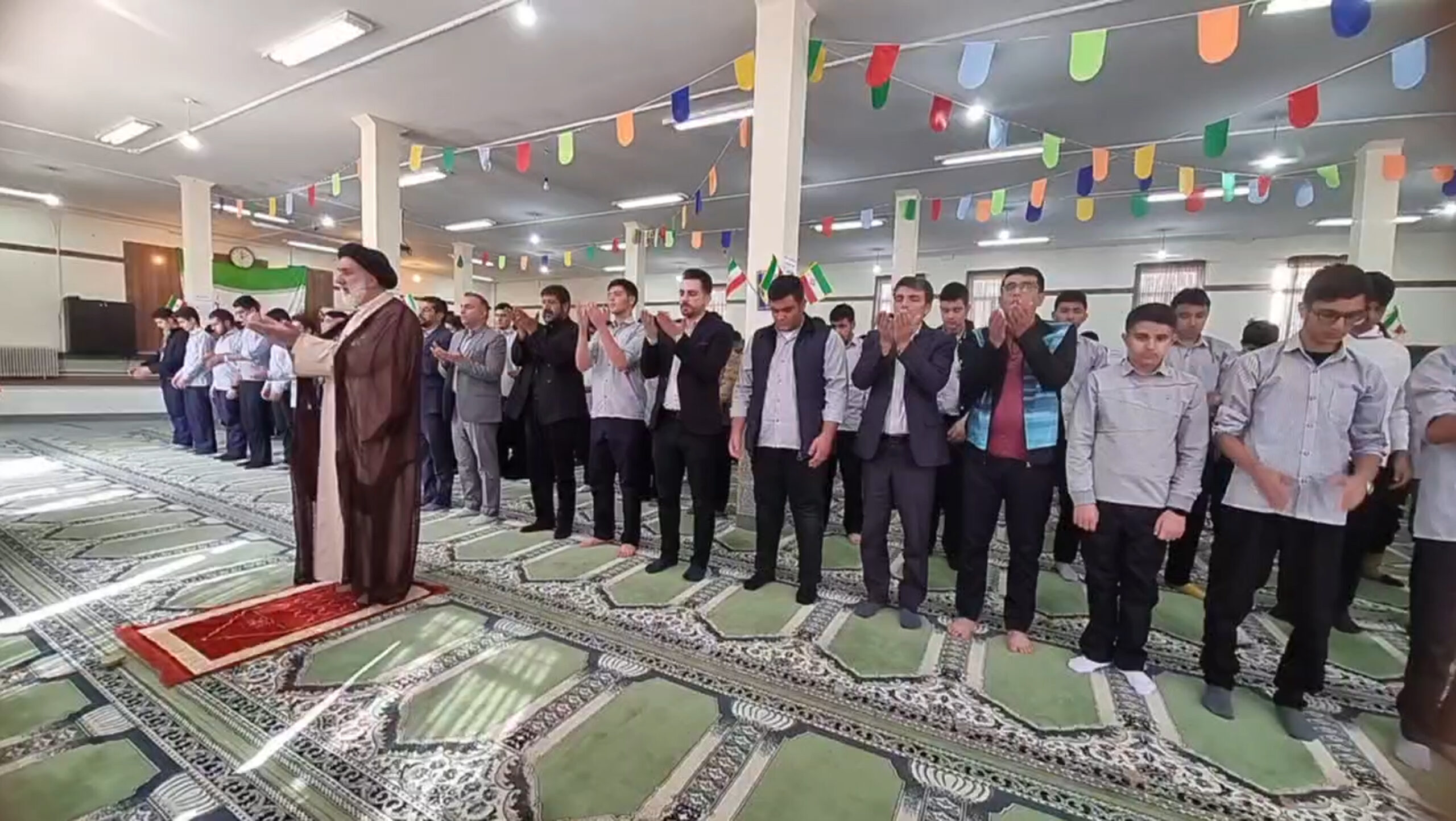اقامه نماز جماعت «پدر و پسری» در دبیرستان علامه طباطبایی شهرکرد