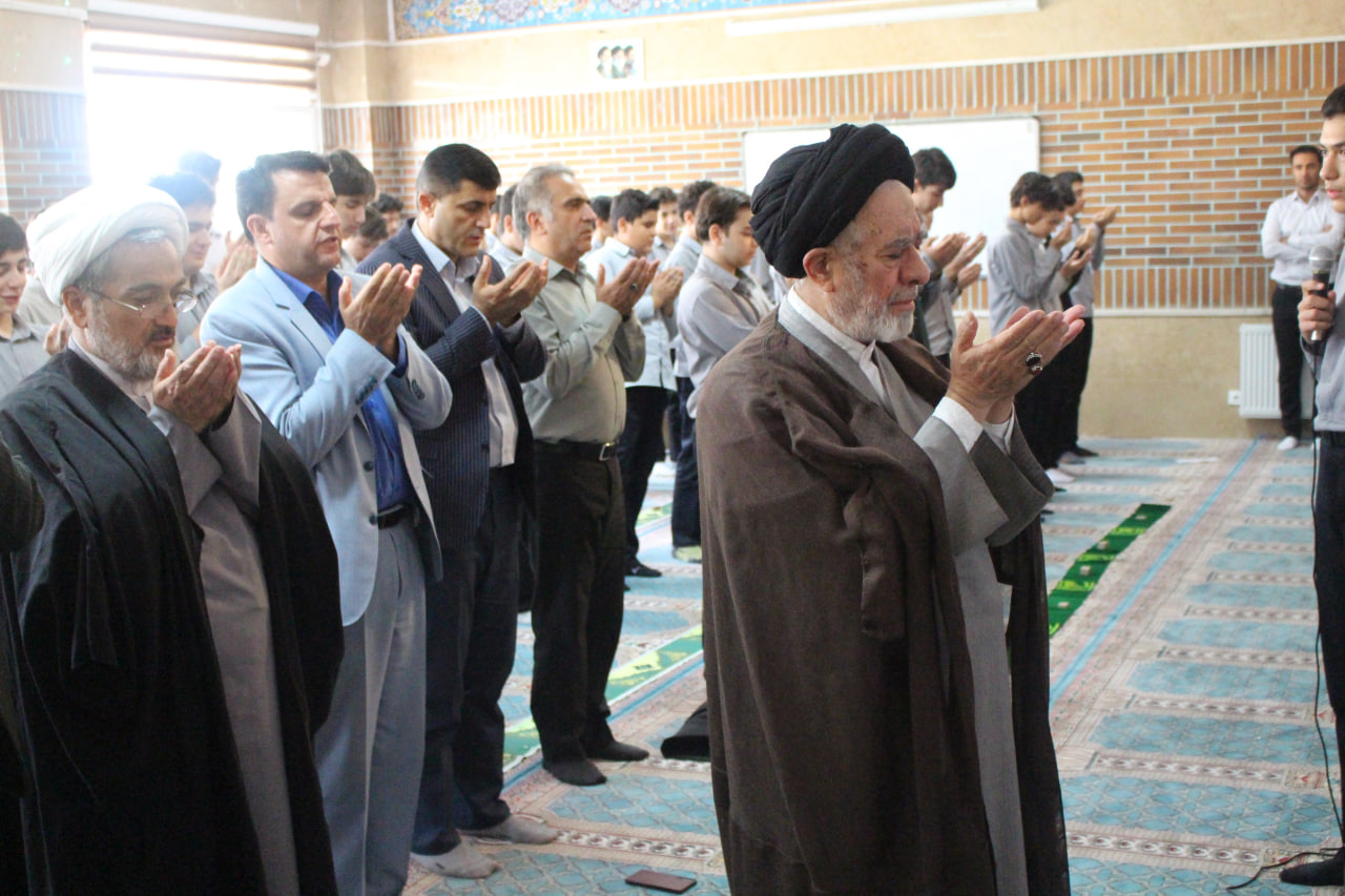 زنگ نماز در دبیرستان پسرانه انرژی اتمی قزوین به صدا درآمد