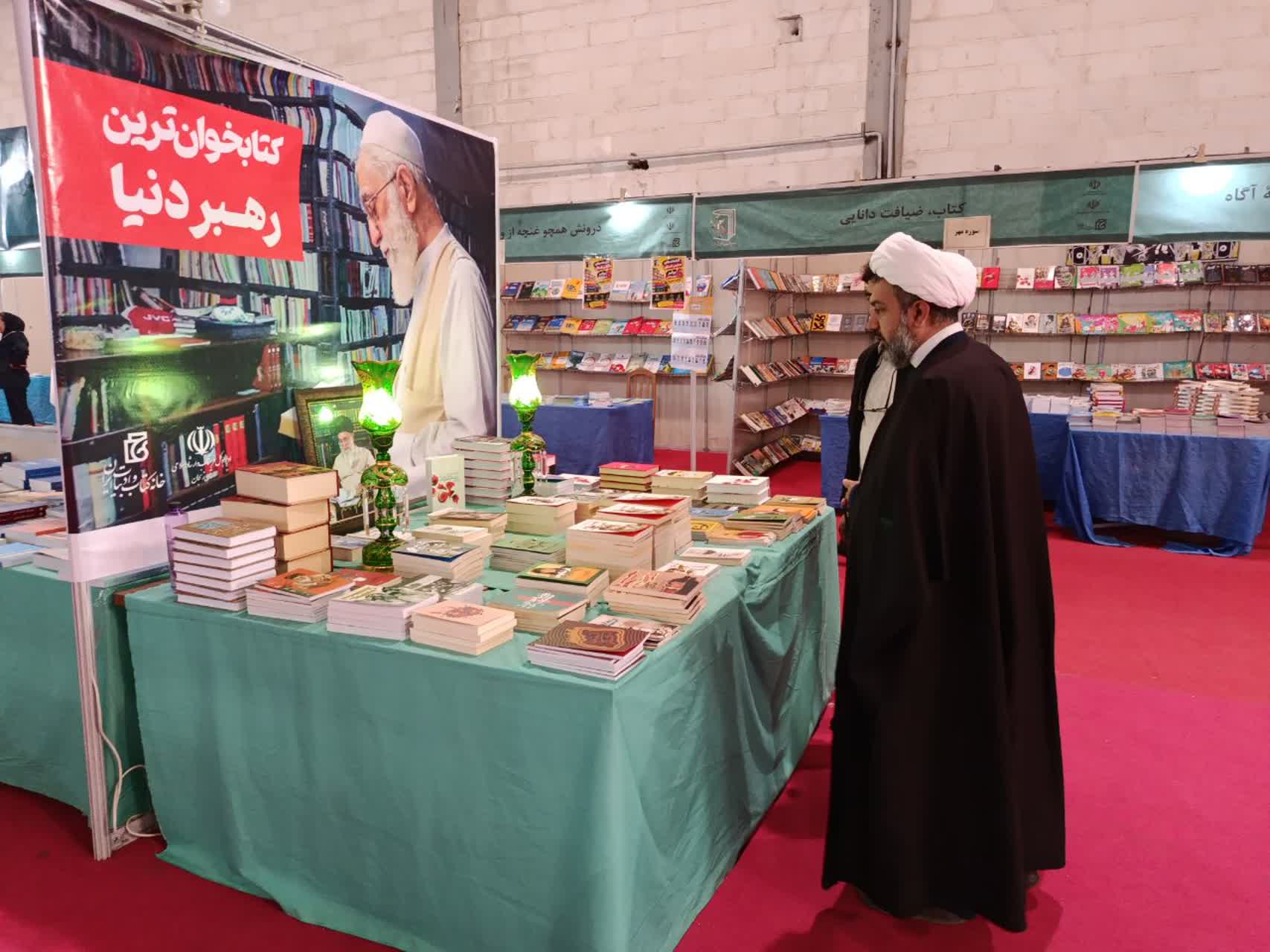بازدید مدیر ستاد اقامه نماز از نمایشگاه بین المللی کتاب کاسپین