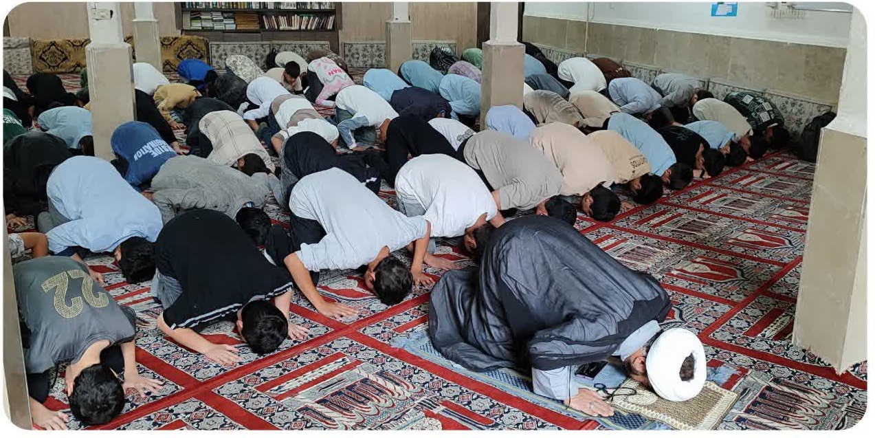 اقامه نماز جماعت ظهر و عصر در مدرسه فاتحان شهرستان دلفان