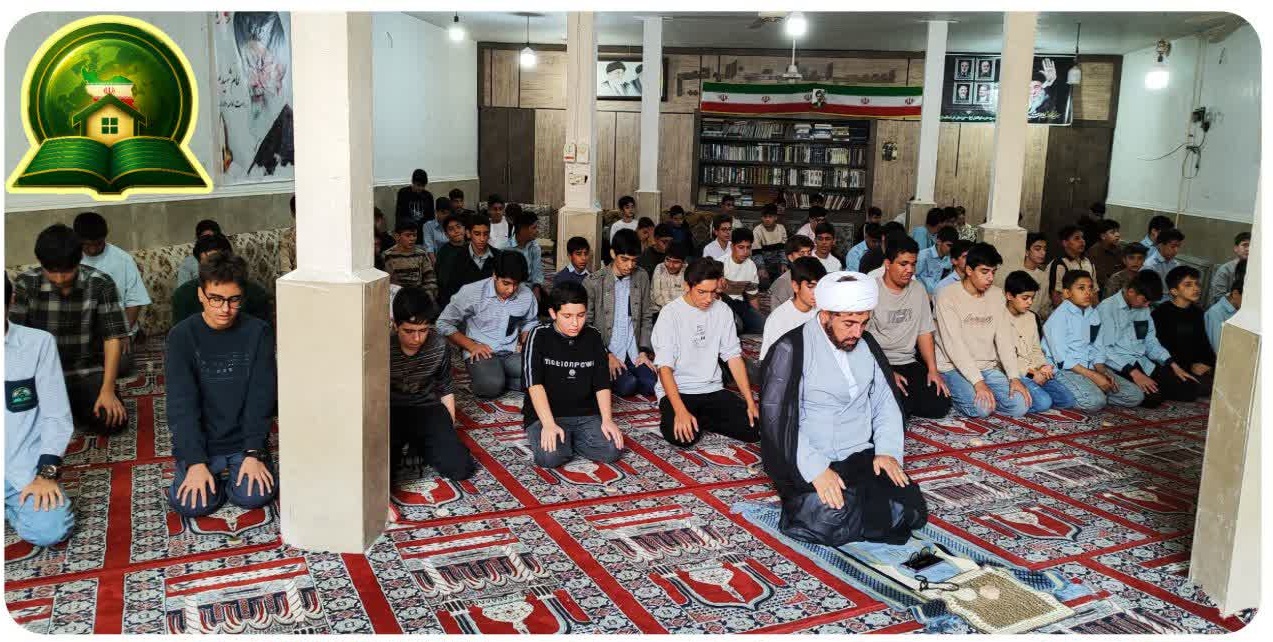 اقامه نماز جماعت ظهر و عصر در مدرسه فاتحان شهرستان دلفان