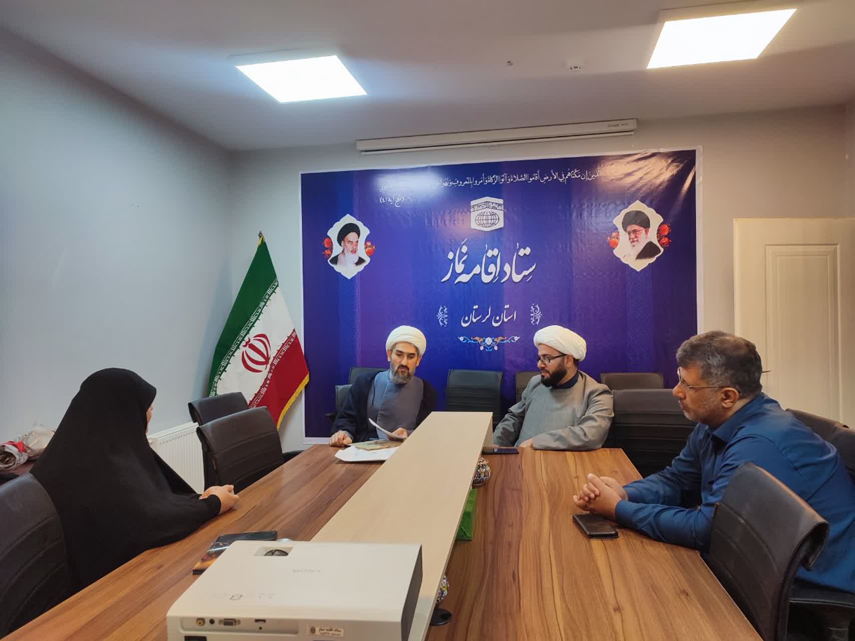 جلسه هم‌اندیشی مسئولان ستاد اقامه نماز استان لرستان با حجت‌الاسلام مجید مؤیدی و مرضیه نجفی پیرامون ارتقای کیفی نمازخانه‌های دانشگاهی