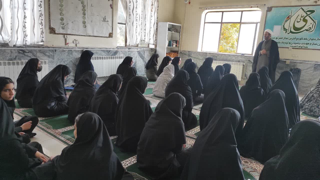 برگزاری نماز جماعت و گفتمان دینی در مدرسه الزهرا سلسله