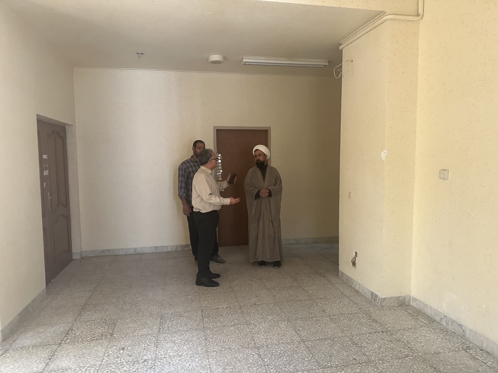 بازدید مدیر ستاد اقامه نماز استان و فرماندار سمنان از روند بازسازی نمازخانه فرمانداری