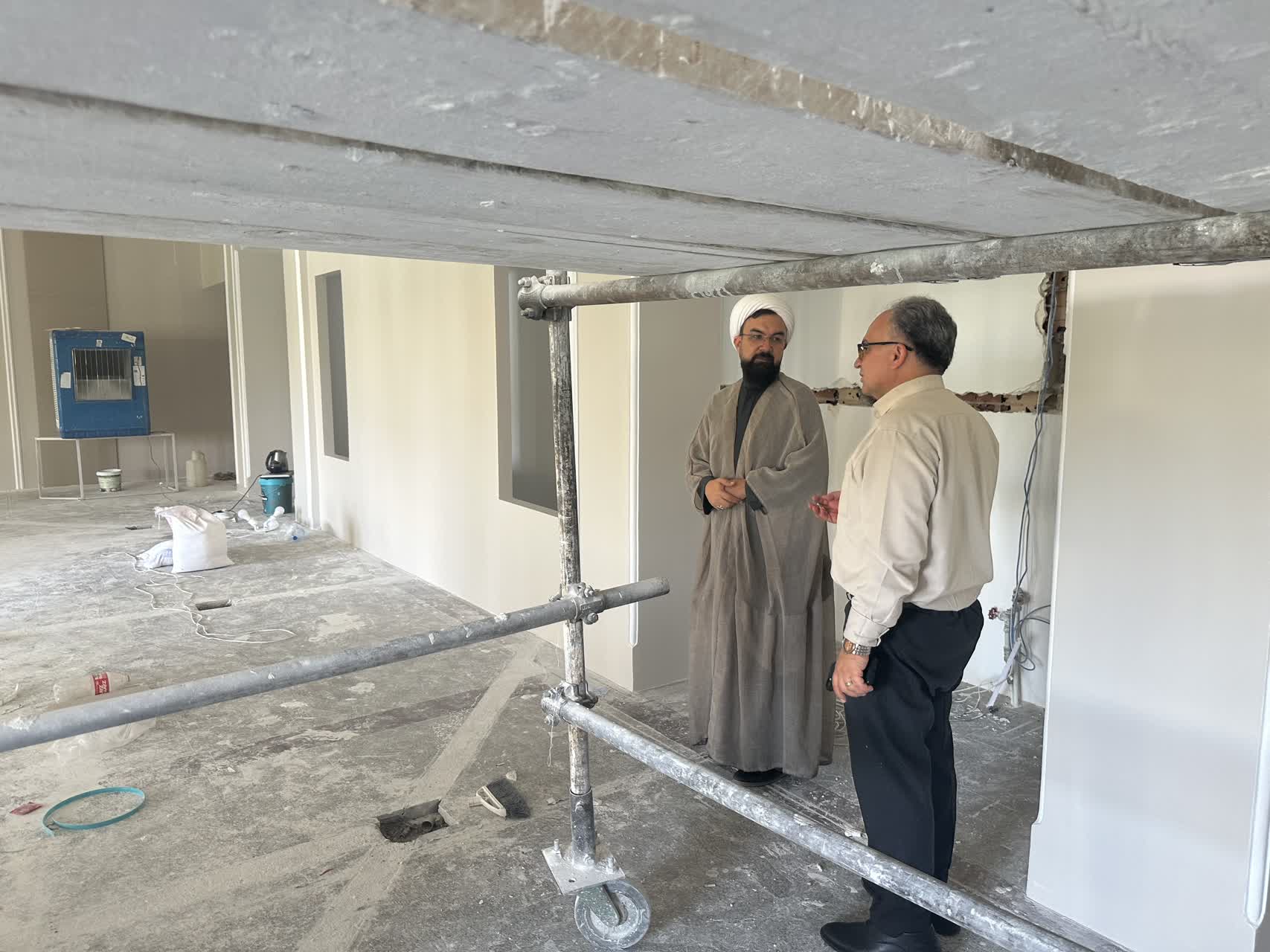 بازدید مدیر ستاد اقامه نماز استان و فرماندار سمنان از روند بازسازی نمازخانه فرمانداری