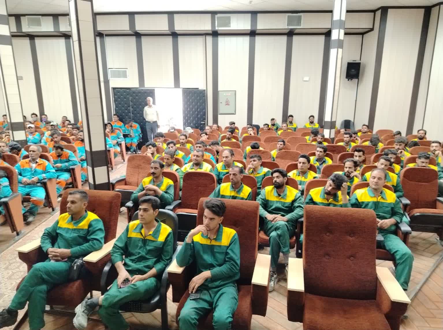 دوره آموزشی تبیین جایگاه معنوی نماز ویژه پاکبانان شهرداری بیرجند برگزار شد
