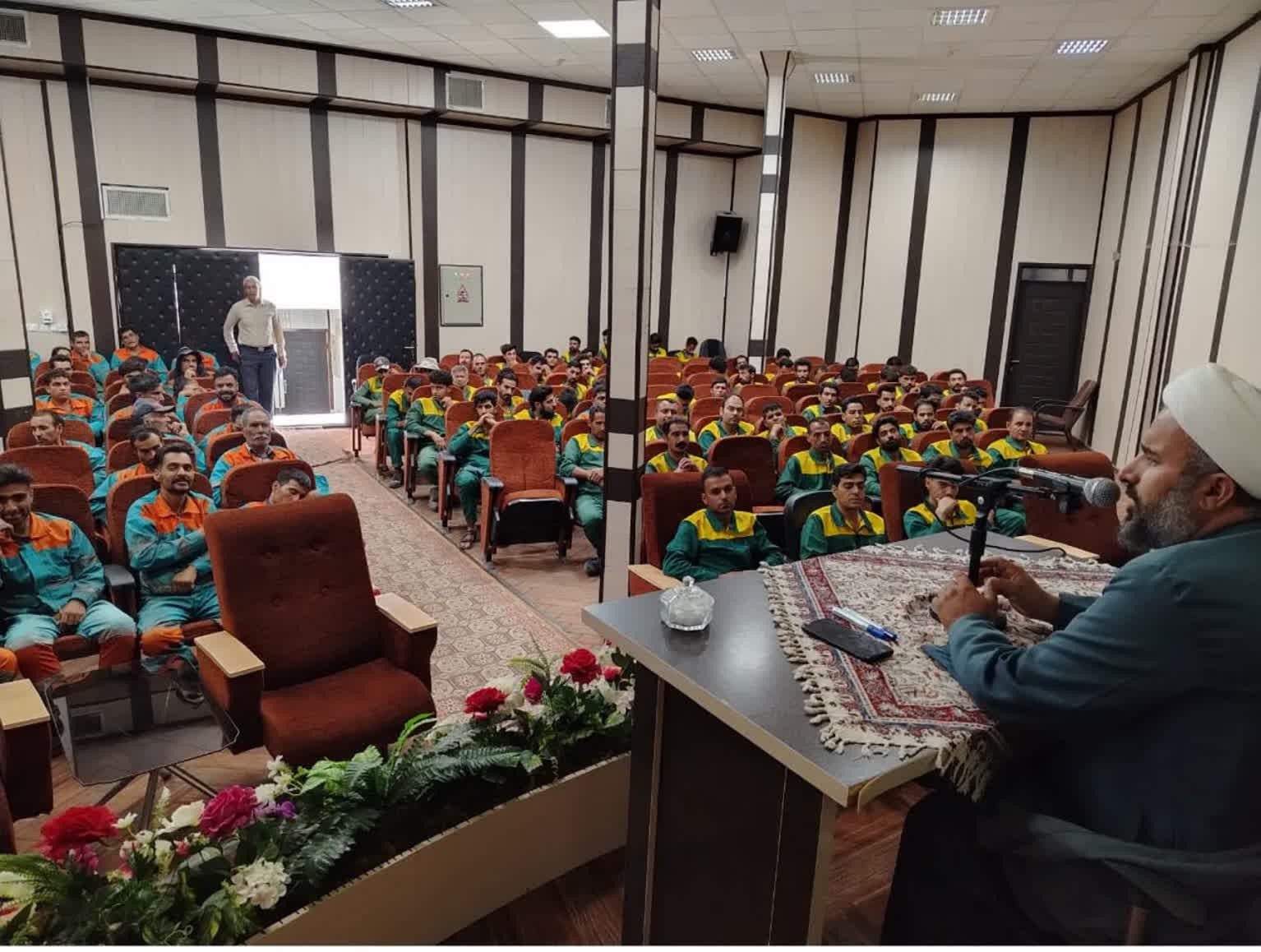 دوره آموزشی تبیین جایگاه معنوی نماز ویژه پاکبانان شهرداری بیرجند برگزار شد