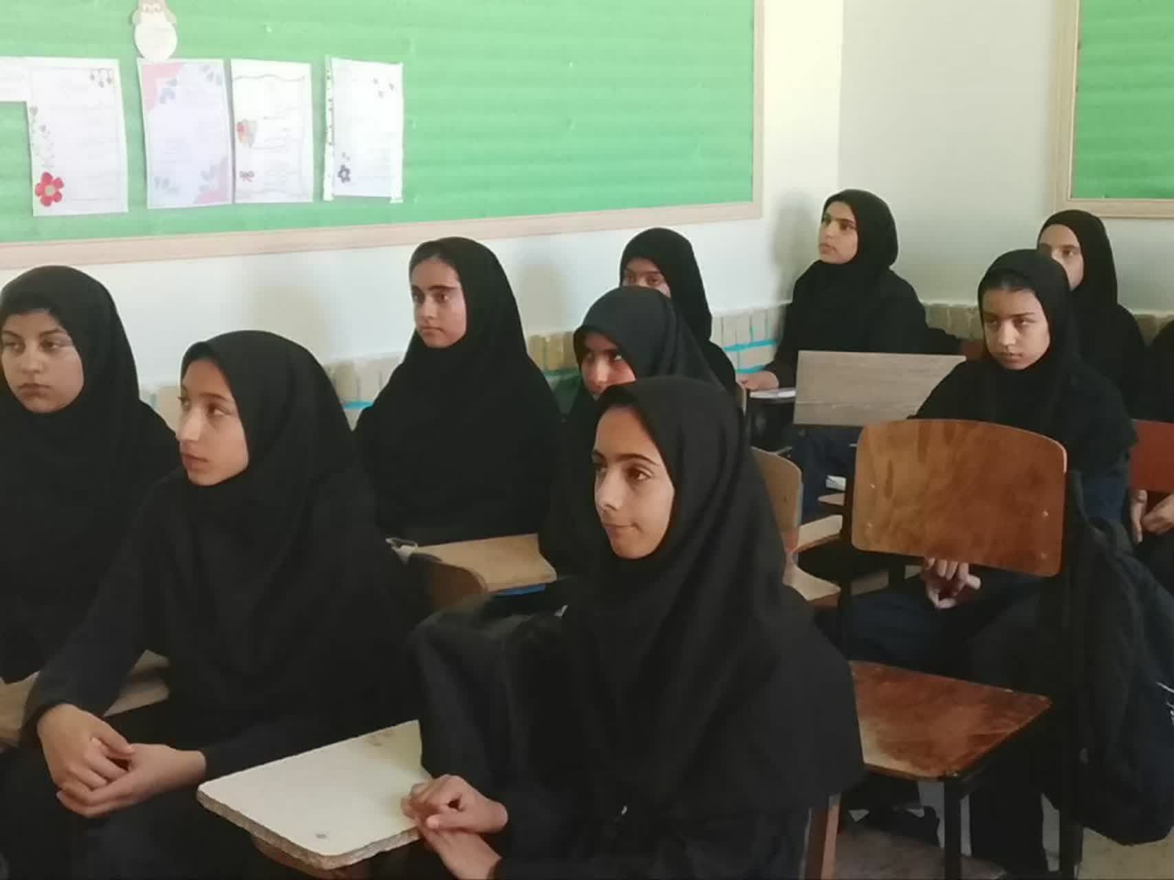 گفتمان دینی با محوریت نماز ویژه دانش آموزان در شهرستان سربیشه برگزار شد